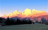 Marmolada, královna Dolomit - Itálie - Dolomity - probouzející se slunce nejdříve osvítí horské štíty