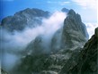 Itálie - Dolomity - mlha stéká ze štítů na začátku nového dne