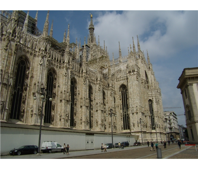 Milano a výstava EXPO 2015 letecky - Itálie - Miláno - největší gotická katedrála  na světě, 1386-1577, ale úplně dokončena až 1858