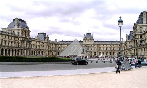 Francie - Paříž - Louvre se skleněnou pyramidou u vchodu z roku 1989