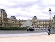 Eurovíkendy - Francie - Paříž - Louvre se skleněnou pyramidou u vchodu z roku 1989