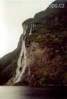 Norsko - Geiranger - vodopád Sedm sester, součást Storfjordu, 110 km dlouhého a až 600 m hlubokého