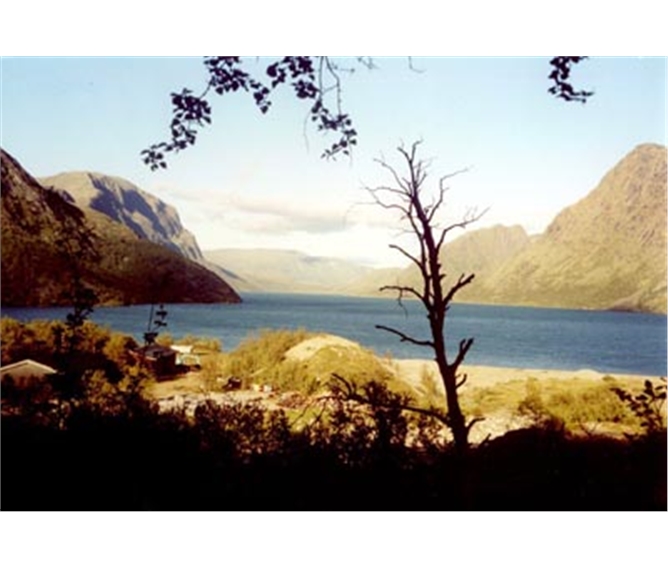Skandinávie a krásy Norska - Norsko - četná jezera v horských údolích, pro Norsko je typická přítomnost vody téměř všude