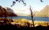 Skandinávie a krásy Norska - Norsko - četná jezera v horských údolích, pro Norsko je typická přítomnost vody téměř všude