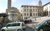 Arezzo, město Etrusků a renesanční architektury - Itálie - Arezzo - kostel Santa Maria della Pieve na Piazza Grande, dokončen 1449
