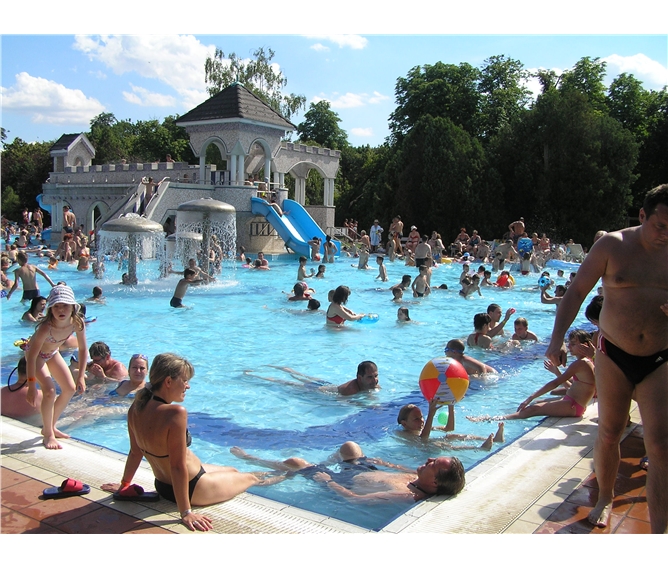 Wellness víkend v Egeru - Maďarsko - Eger - termální lázně, venkovní bazén, slabě radioaktivní voda obsahuje vápník, hořčík a kysličník uhličitý