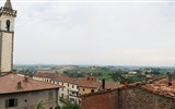 Florencie, Garfagnana s koupáním a Carrara 2020 - Itálie - Toskánsko, Vinci, pohled z hradu na centrum, vlevo kostel Santa Croce