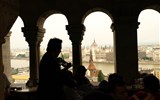 Adventní Budapešť vlakem, památky, vánoční trhy a termální lázně 2020 - Maďarsko, Budapešť, houslista na Rybářské baště