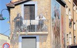 Sardinie, rajský ostrov nurágů v tyrkysovém moři chata 2020 - Sardinie - horská víska Fonni s malovanými domy