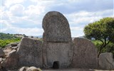 Sardinie, rajský ostrov nurágů v tyrkysovém moři s turistikou 2020 - Itálie - Sardinie - hrobka obrů Coddu Vecchio