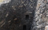 Sardinie, rajský ostrov nurágů v tyrkysovém moři chata - Sardinie - nuragový komplex Barumuni, doba bronzová, 1300-500 př.n.l.