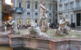Řím, Orvieto, Perugia a koupání v Rimini - Itálie - Řím - Fontana del Moro (Mouřenínova fontána) od Berniniho, kol 1650, na Piazza Navona