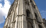 Bretaň, tajemná místa, přírodní parky a megality 2020 - Francie - Bretaň - Chartres, nižší, jihozápadní věž, 105 m vysoká, románská, z roku 1105