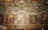 Bretaň, tajemná místa, přírodní parky a megality 2020 - Francie - Bretaň - Carnac, strop kostela je zdoben malovanými výjevy ze života sv.Cornelia