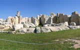 Malta, srdce Středomoří 2020 - Malta - Hagar Quim, největší megality váží až 20 tun a jsou 7 m dlouhé
