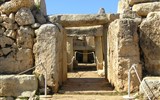 Malta, srdce Středomoří 2020 - Malta - Mnajdra, průhled při rovnodennosti, archeoastronomické poznatky lze přímo vidět