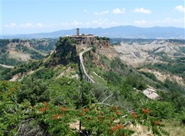 Jižní Toskánsko a kraj Etrusků Lazio 2023  Itálie - Lazio -  Civita di Bagnoreggio, oáza středověku na osamělém ostrohu
