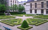 Paříž, Disneyland 2020 - Francie - Paříž - zahrady jednoho z paláců ve čtvrti Marais