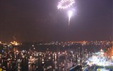 Sail - Holandsko - Amsterdam, slavnost lodí Sail, večerní ohňostroj se odráží na hladině přístavu