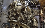 Velikonoční Vídeň, Schönbrunn, Schloss Hof po stopách Habsburků 2019 - Rakousko - Vídeň - Peterskirche, sousoší zobrazující vhození Jana z Nepomuku do Vltavy
