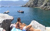 Ligurská riviéra a Cinque Terre s koupáním 2020 - Itálie - Ligurská Riviéra - Vernazza, teplé moře láká ke koupání