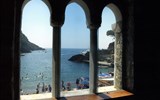 Ligurská riviéra a Cinque Terre s koupáním 2020 - Itálie - Ligurská Riviéra - Abbazia di San Fruttuoso, při pohledu z temného kláštera láká moře ještě víc