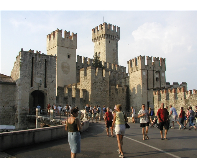 Léto na jezeře Garda s koupáním - Itálie - Sirmione - městské hradby a hlavní brána