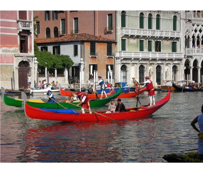 Benátky, ostrovy, slavnosti gondol 2018 - Itálie - Benátky - slavnost gondol na Grand Canale v Rialtu