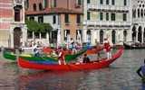 Benátky, ostrovy, slavnost gondol a Bienále 2020 - Itálie - Benátky - slavnost gondol na Grand Canale v Rialtu
