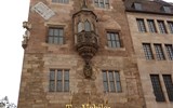 Lampionový průvod dětí v adventním Norimberku - Německo - Norimberk - Nassauer Haus, poslední věžový dům ve městě, 1422-33