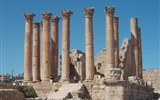 Velká cesta Izraelem a Jordánskem 2020 - Jordánsko - jen štíhlé sloupy zbyly z velkolepých římských a řeckých chrámů