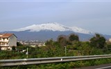 Sicílie a Lipary, země vulkánů a památek UNESCO s koupáním letecky 2020 - Itálie - Sicílie - Etna ční vysoko nad pobřežní silnicí