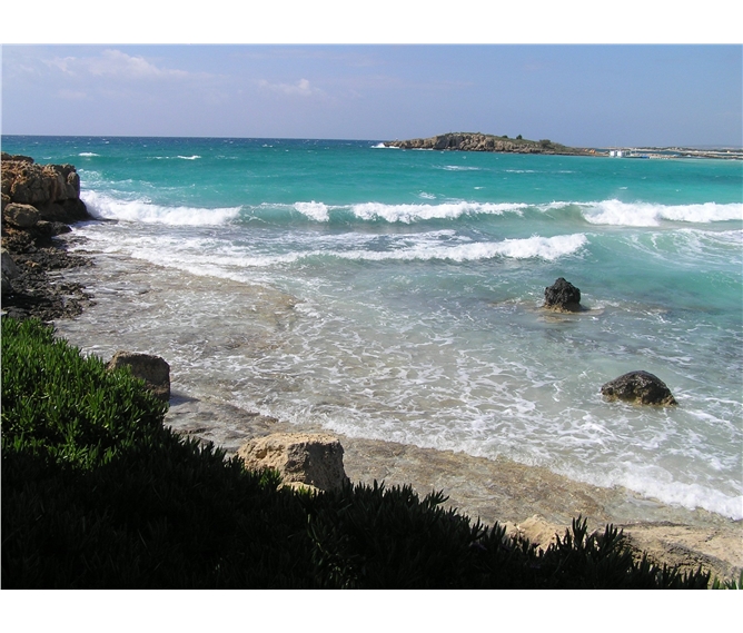 Kypr, ostrov dvou tváří 2020 - Kypr - kouzelné pobřeží  kde podle řeckých bájí vystoupila z mořské pěny bohyně krásy Afrodita