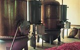Kouzlo Provence na kole - Francie - Provence - Grasse, destilační kolony v parfumérii