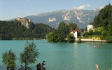 Slovinsko, hory, moře a jezera podzim - Slovinsko - Bled - Bledské jezero, hluboké až 45 m, 2,1 km dlouhé, vtékají do něj minerální prameny