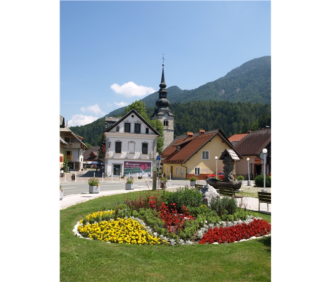 Krásy Alp na pomezí tří zemí - Slovinsko - Julské Alpy - krajnska Gora, náměstí