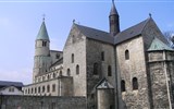 Gernrode - Německo - Harz - Gernrode, sv.Cyriak, pohled od severu, pův stavba ve 12.stol. částečně přestavěna