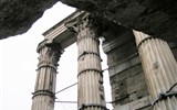 Řím, Vatikán, Ostia i Orvieto, po stopách Etrusků 2020 - Itálie - Řím - Nervovo fórum, dva nádherné korintské sloupy v jeho JV zdi
