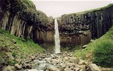 Island, velký turistický a poznávací okruh 2020 - Island - Svartifoss, vodopád na čedičovém skalním stupni se sloupcovitým rozpadem horniny 