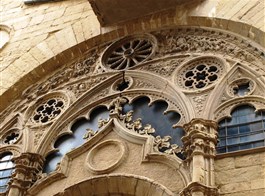 Jarní Florencie, kolébka renesance a galerie Uffizi 2023  Itálie - Florencie - Orsanmichelle, detail kružby oken