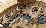 Florencie, Toskánsko, perla renesance a velikonoční slavnost ohňů 2018 - Itálie - Florencie - Orsanmichelle, detail kružby oken