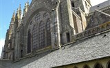 Významná místa Normandie - Francie - Bretaň - Mont St.Michel, pohled na opatský kostel z Rajského dvora