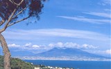 Neapolský záliv a ostrov Capri letecky 2020 - Itálie - zahrady Neapole, moře a Vesuv