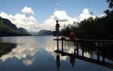 Putování a relaxace v Julských Alpách 2020 - Slovinsko - Julské Alpy - jezero Bohinj, podvečer a rybář