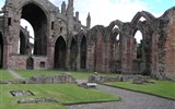 Krásy Skotska letecky 2020 - Velká Británie - Skotsko - Melrose Abbey, ruiny cicterciáckého kláštera 1136-96, raná gotika, zničen 1385, obnoven a opět zničen 1554