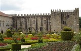 Porto, víno, památky a řeka Douro 2018 - Portugalsko - Braga - východní křídlo arcibiskupského paláce s Jardim Santa Barbara