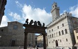 Krásy Toskánska a mystická Umbrie 2020 - Itálie - Montepulciano, Palazzo comunale a katedrála Santa Maria Assunta, vpředu kašna (1520) s medicejskými lvy a griffiny