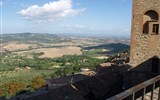 Krásy Toskánska a mystická Umbrie - Itálie - líbezná krajina při pohledu z historických hradeb Montepulciana