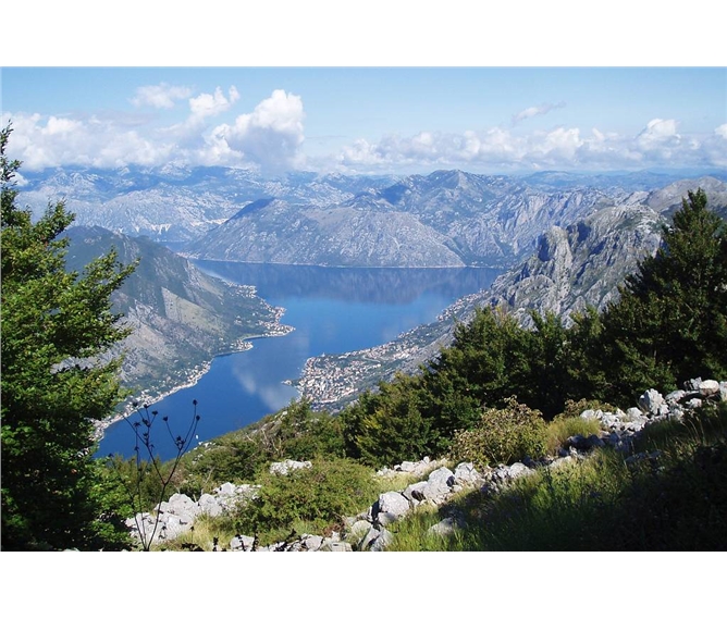 Černá Hora, národní parky a moře, privátní domy 2020 - Černá hora - Boka Kotorská má charakter severského fjordu