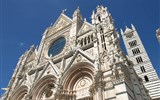 Jižní Toskánsko a kraj Etrusků Lazio 2020 - Itálie - Siena - Duomo, na průčelí použit bílý a růžový mramor, doplněný černým čedičem